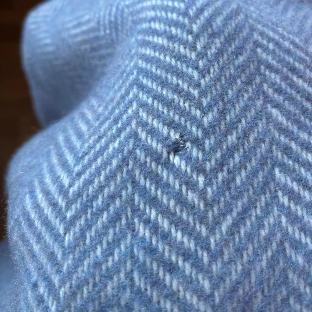 Leichte Beschädigung, Loch wurde vernäht Blaue Decke