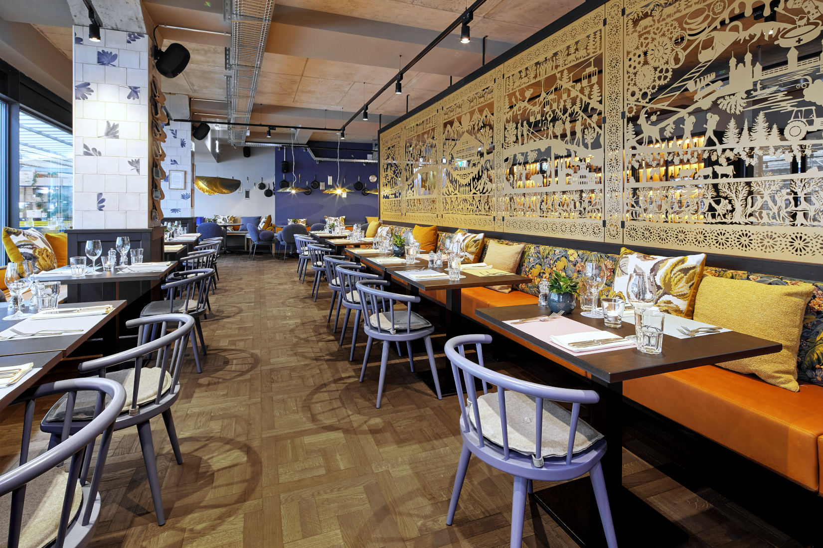 Tafelparkett London Walnut im Restaurant Röschtigrabe Schweiz