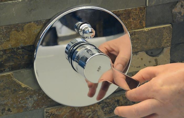 Den Wasserhahn auf ganz kalt einstellen Waschen Schurwoll-Decke