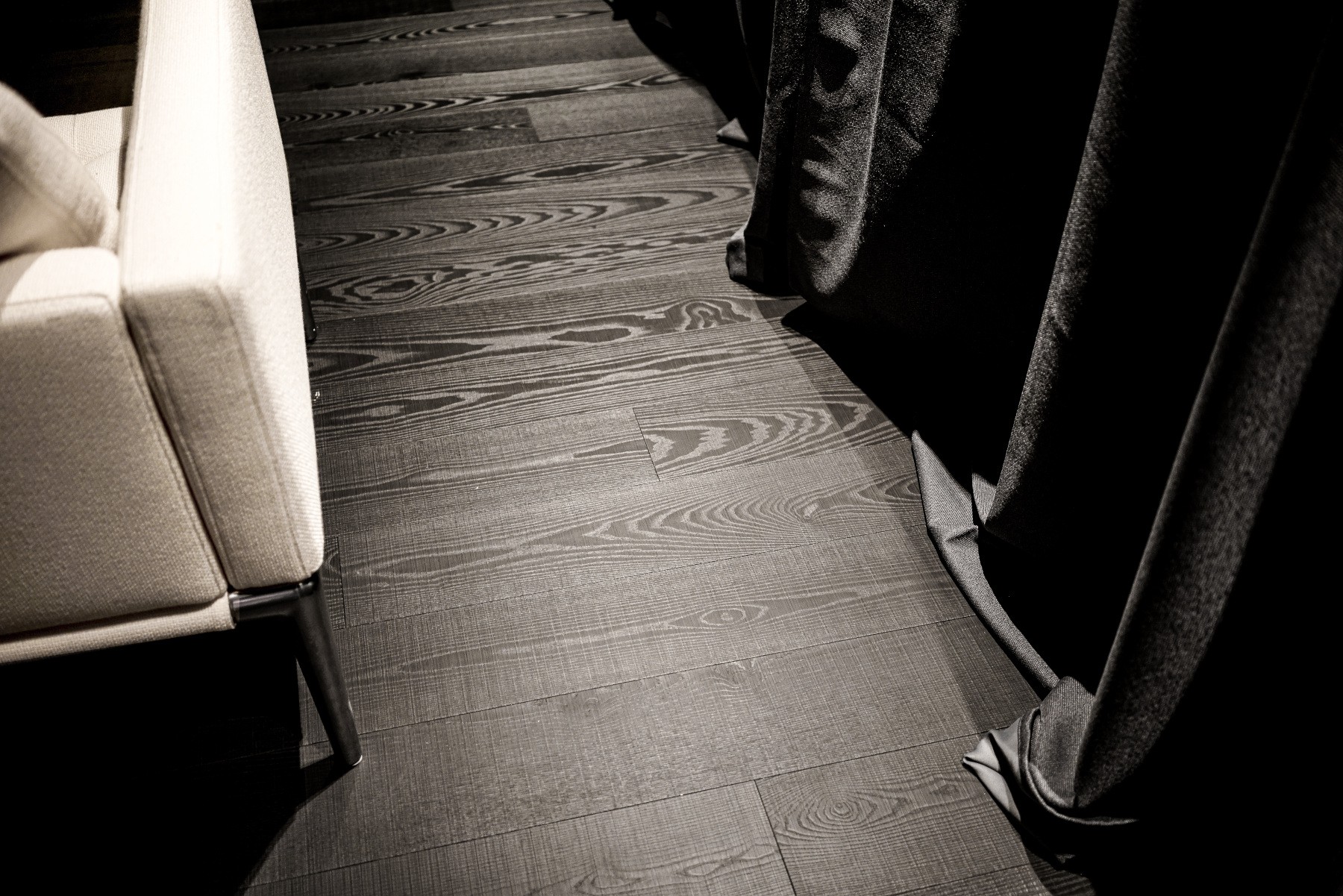 Dielen Esche schwarz sägerau Dunkles Eschenparkett sägerau Wohnzimmer