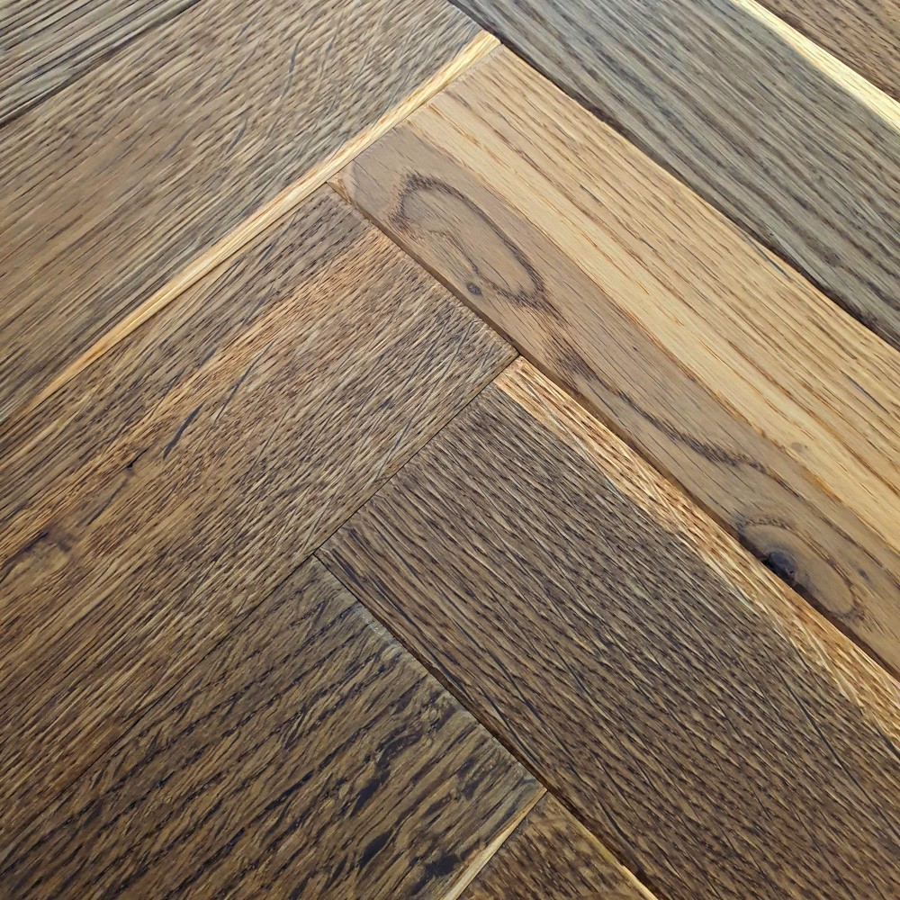 Fischgrät Antik Smoky Horse - Chocolate, Sortierung Robust Dunkles Fischgrätparkett aus geräucherter Eiche, antik bearbeitet