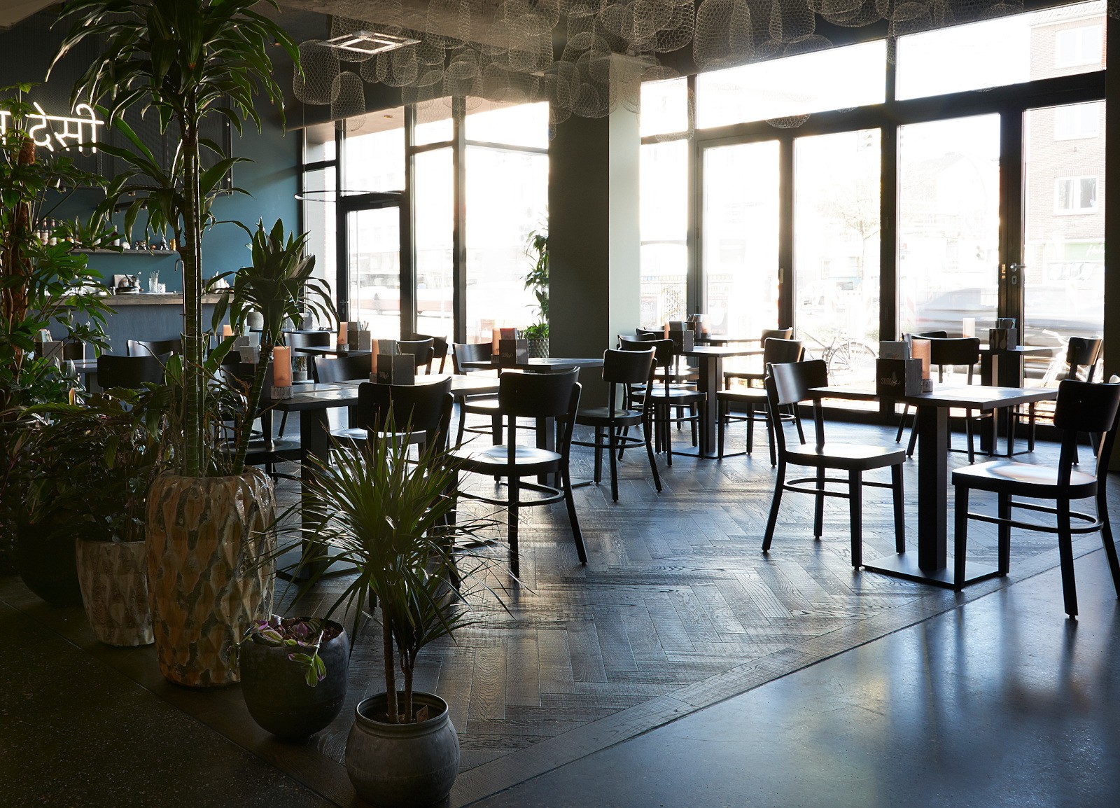 Eiche sägerau Ebony-upbeat im Restaurant Svaadish Fischgrätparkett Ebony Gastbereich