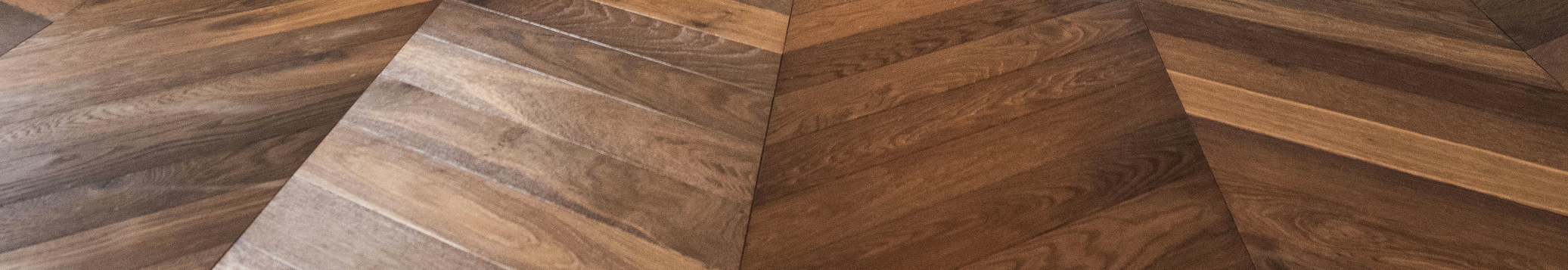 Französisches Fischgrät Eiche Colombian im Loft Chevron Räuchereiche Sanierung