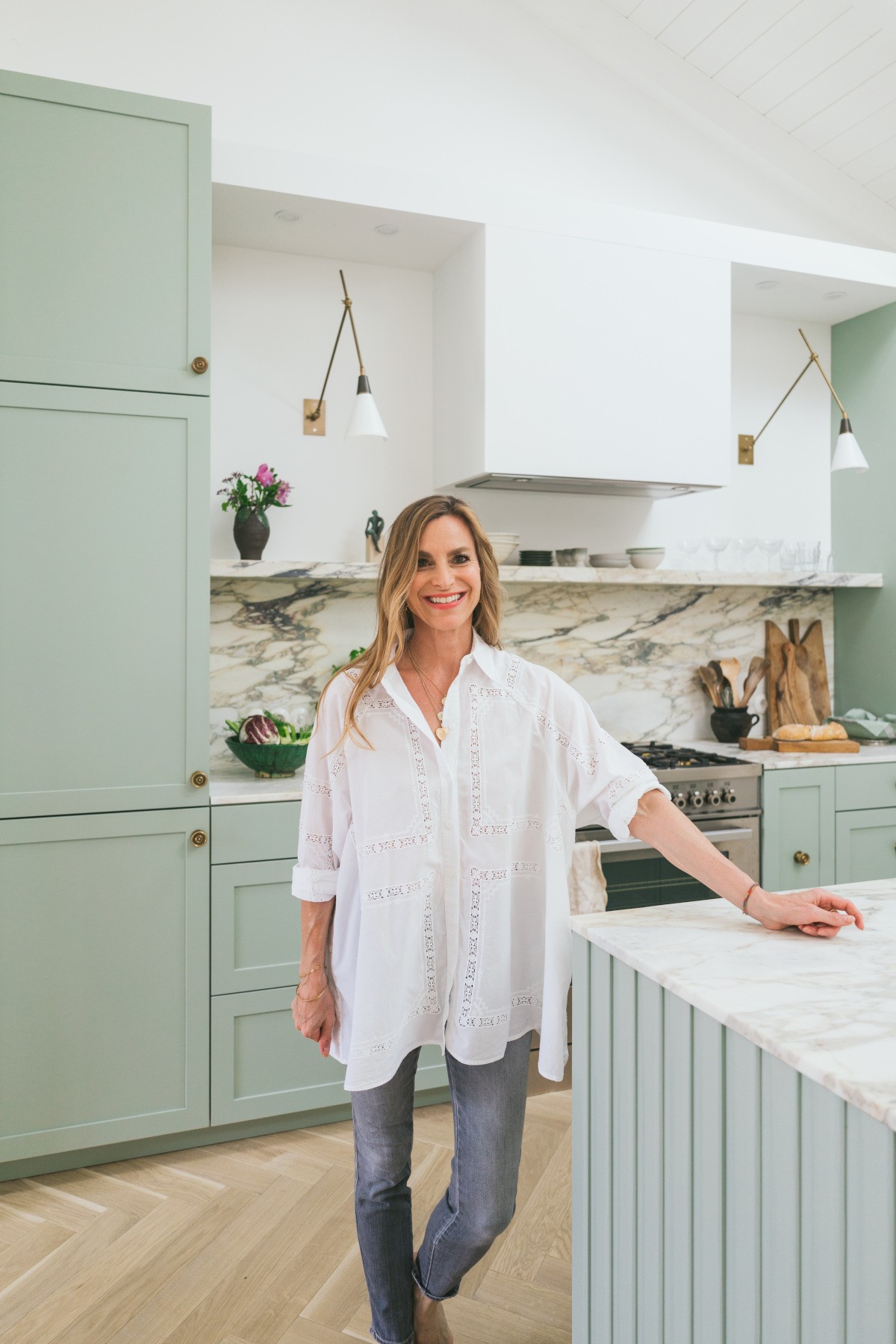 Martina Hausel in ihrem selbst gestalteten neuen Heim Fischgrät Antikbearbeitung