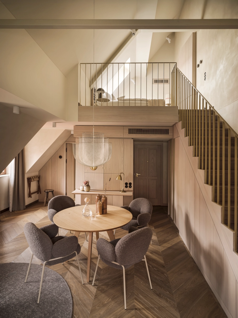 Französisches Fischgrätparkett Eiche Tonka, Maisonette Suite "Getreideboden", Copyright Platzl Hotel Inselkammer KG Chevron Räuchereiche München Hotel Pfistermühle