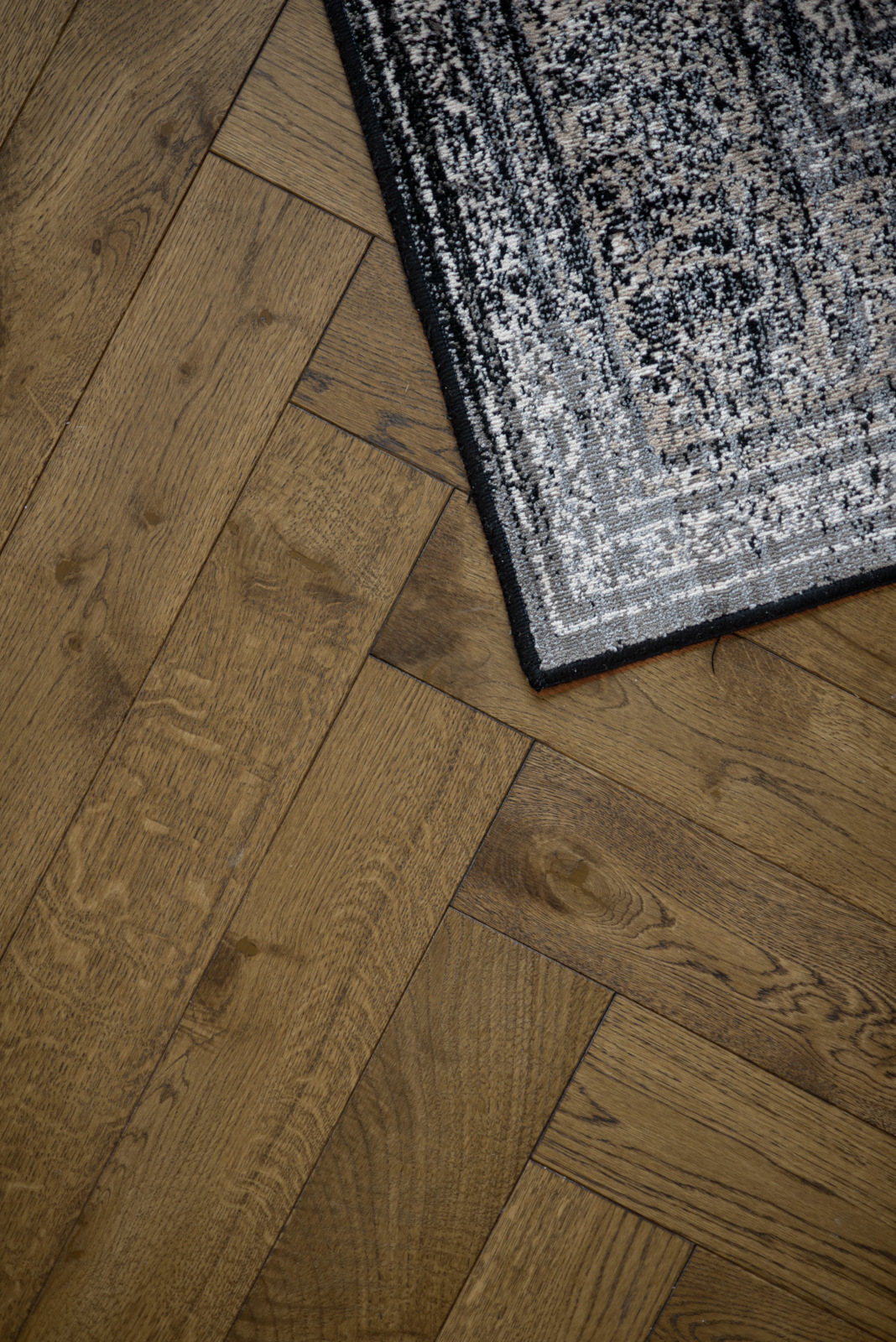 Fischgrät Chestnut Naturöl, Eiche massiv Massivholz, braunes Fischgrätparkett