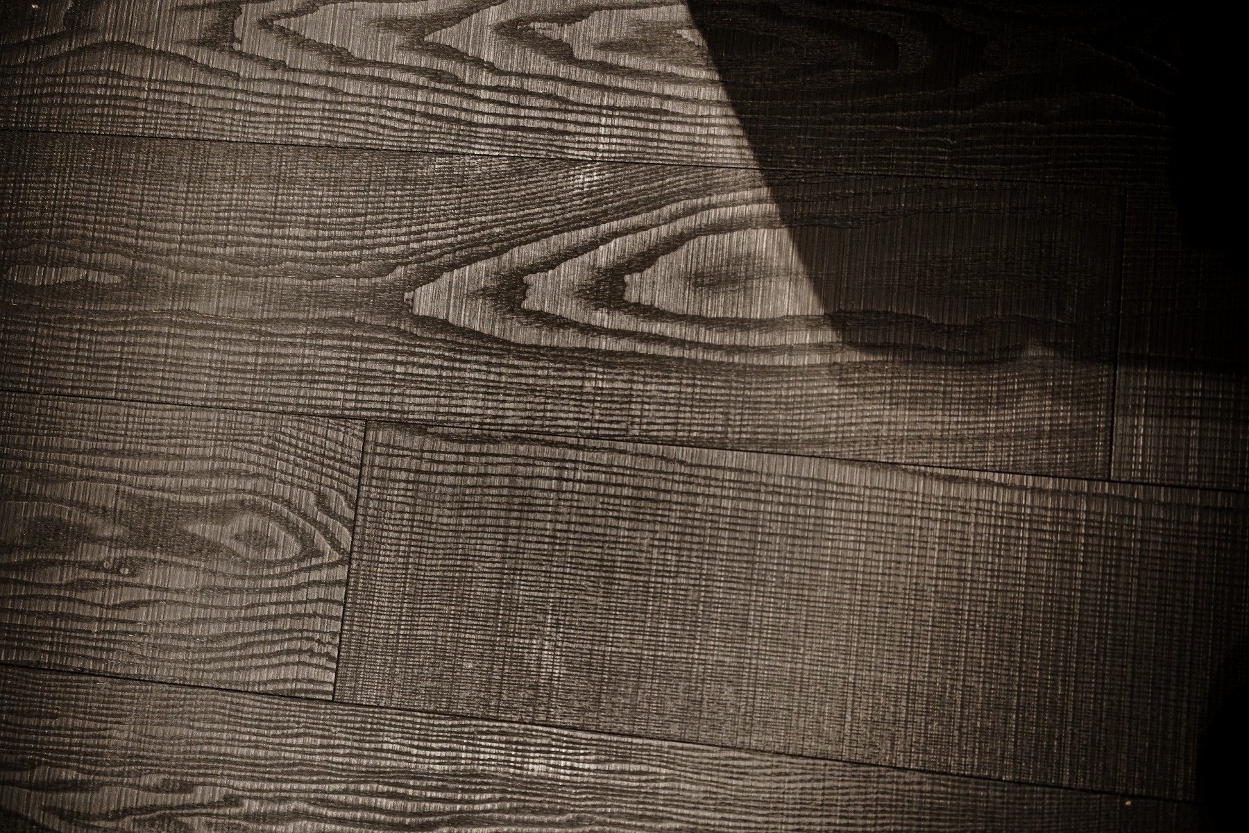 Dielen Esche schwarz sägerau Dunkles Eschenparkett sägerau Wohnzimmer