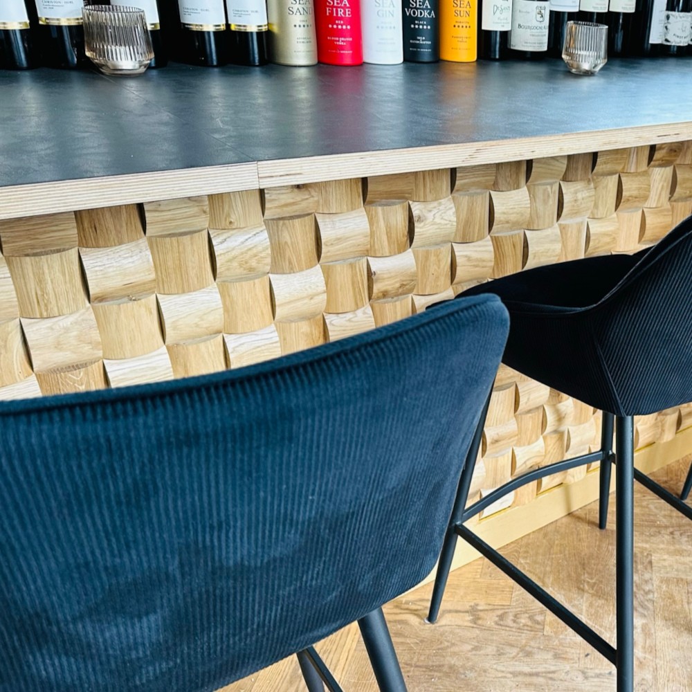 Wanddesign Exklusiv 3D Ruta im Weinlokal atm Deli & Grape Wandverkleidung Eiche Bar Tresen