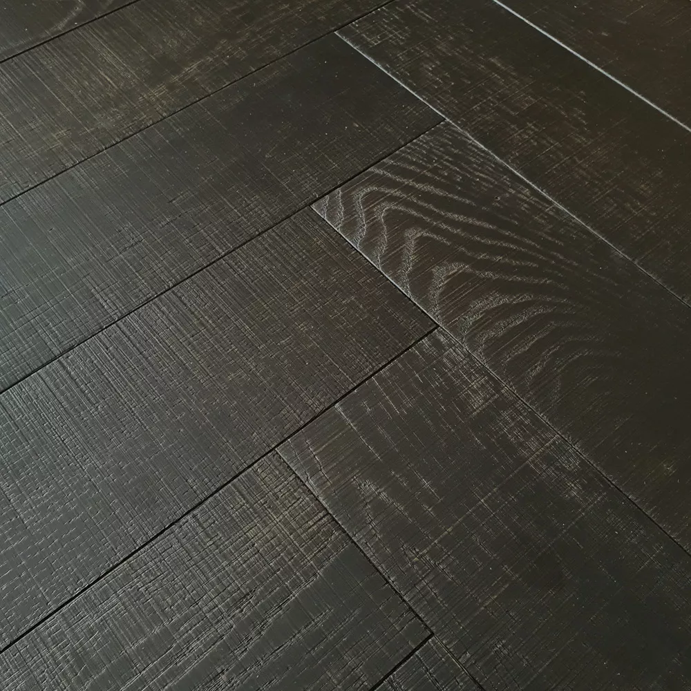 Schwarzes Fischgrätparkett