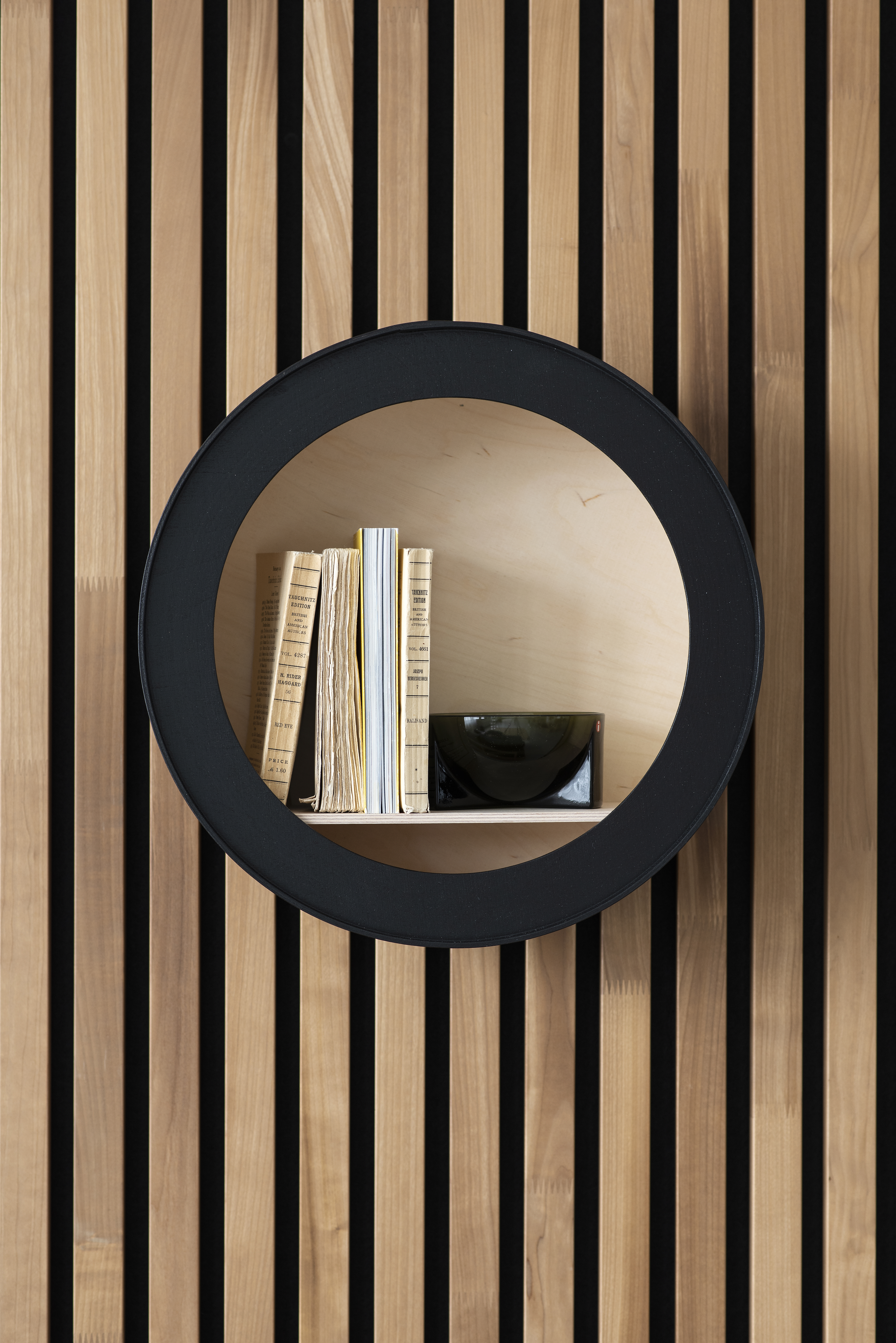 Bücherregal vor Akustikpaneelen aus Massivholz