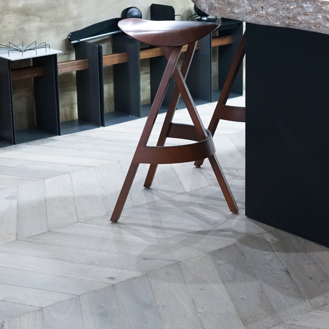 Von wegen Grau in Grau: Französisches Fischgrät vom Feinsten Von wegen Grau in Grau: Französisches Fischgrät vom Feinsten