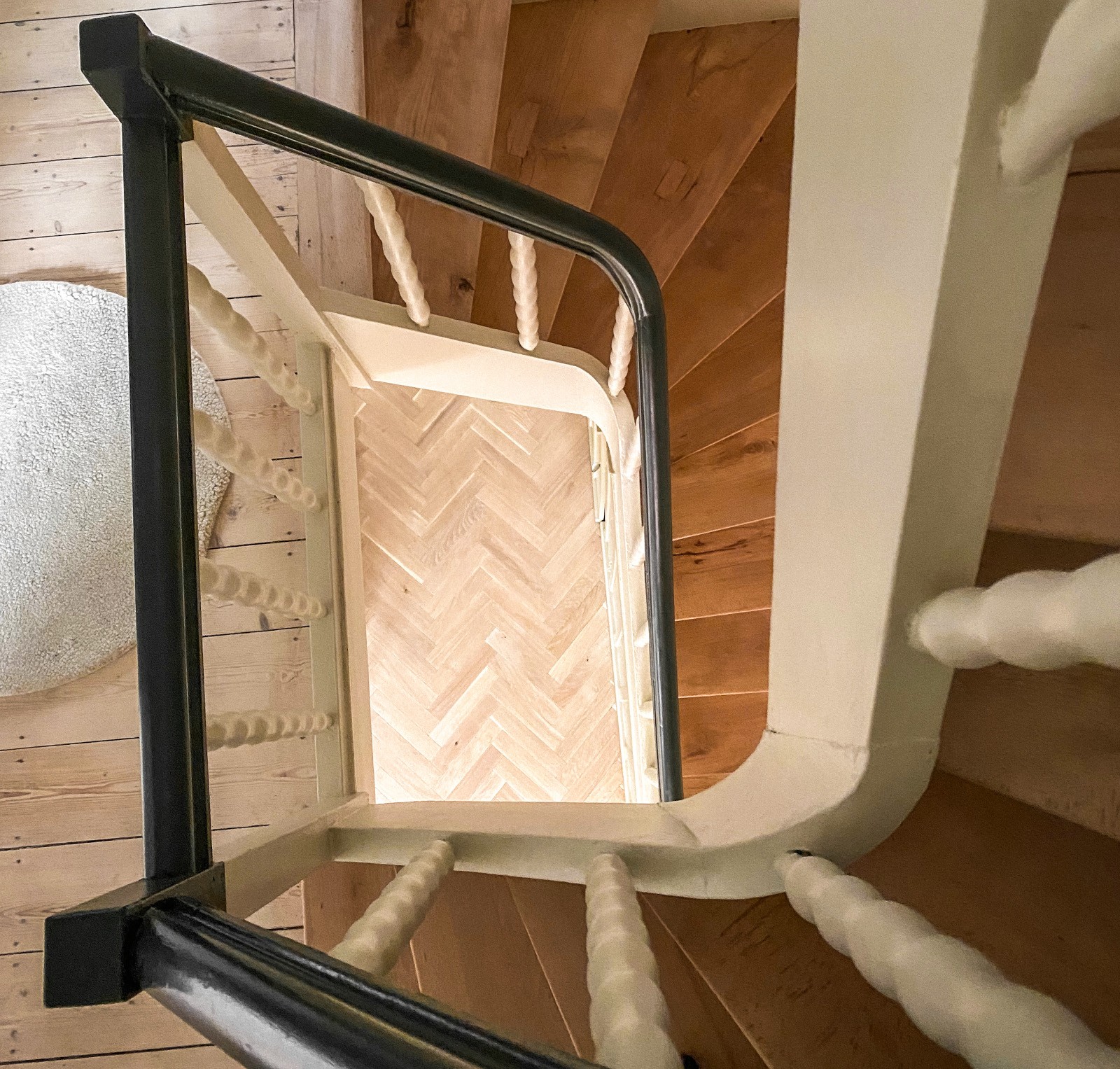 Fischgrät Eiche Creamy Horse ischgrätparkett antik hell Treppenhaus