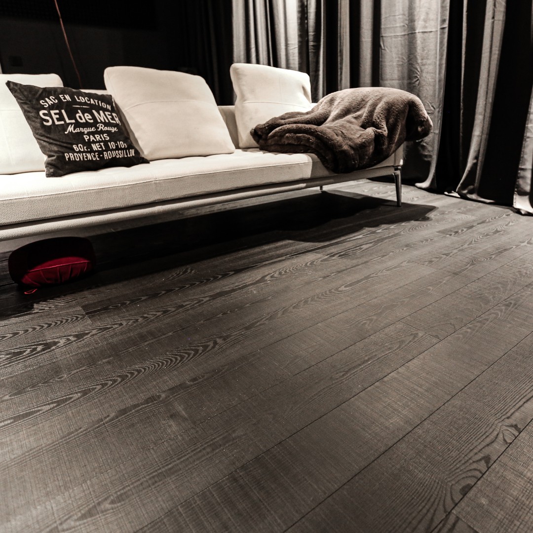 Dielen Esche schwarz sägerau Dunkles Eschenparkett sägerau Wohnzimmer