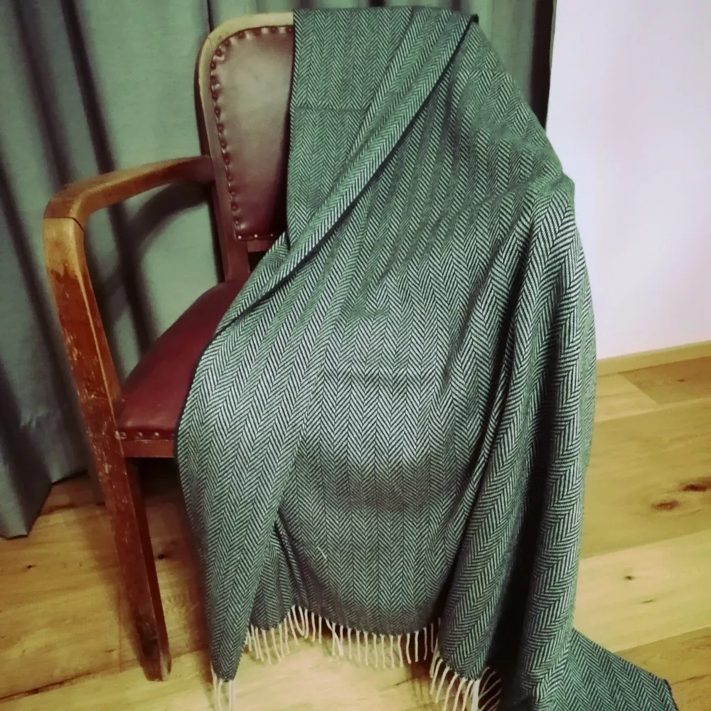 Grüne Wolldecke mit Fischgrätmuster