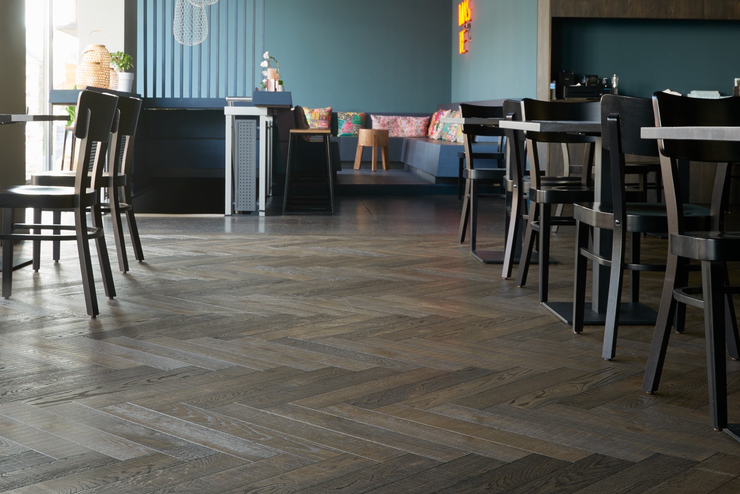 Eiche sägerau Ebony-upbeat im Restaurant Svaadish Fischgrätparkett Ebony Restaurant