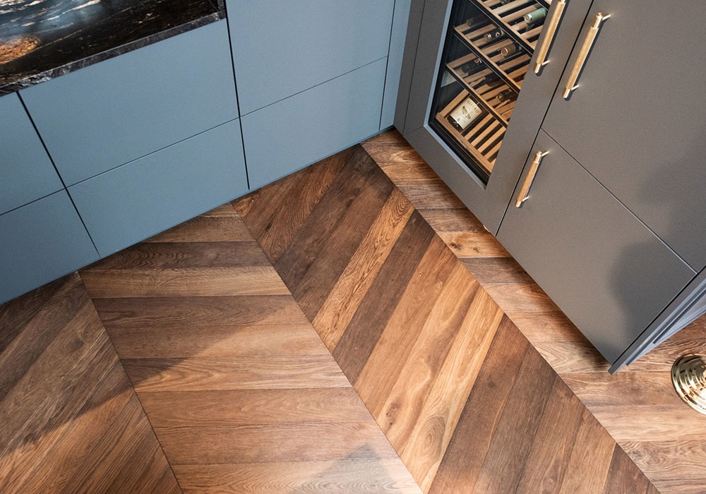 Französisches Fischgrät Eiche Colombian im Loft Chevron Räuchereiche Sanierung