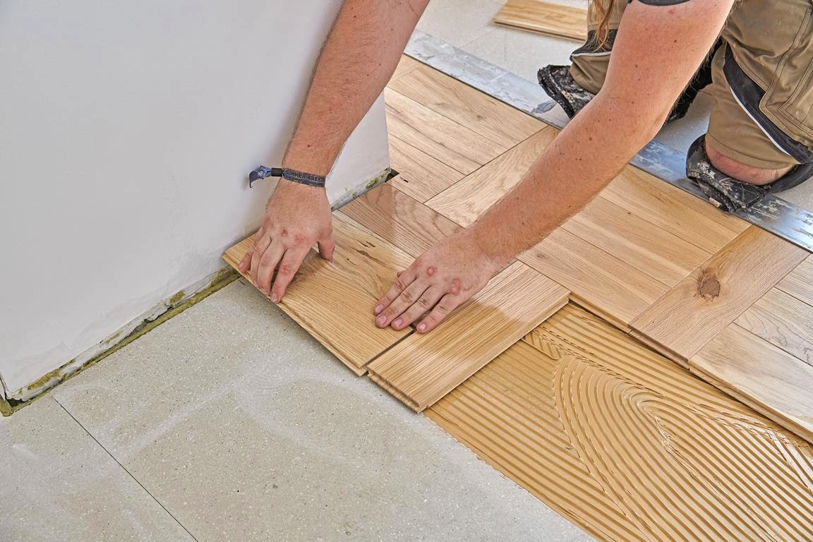 Verlegung von Eichenstäben im Flechtmuster Eiche Clear White, Dachgeschoss Sanierung