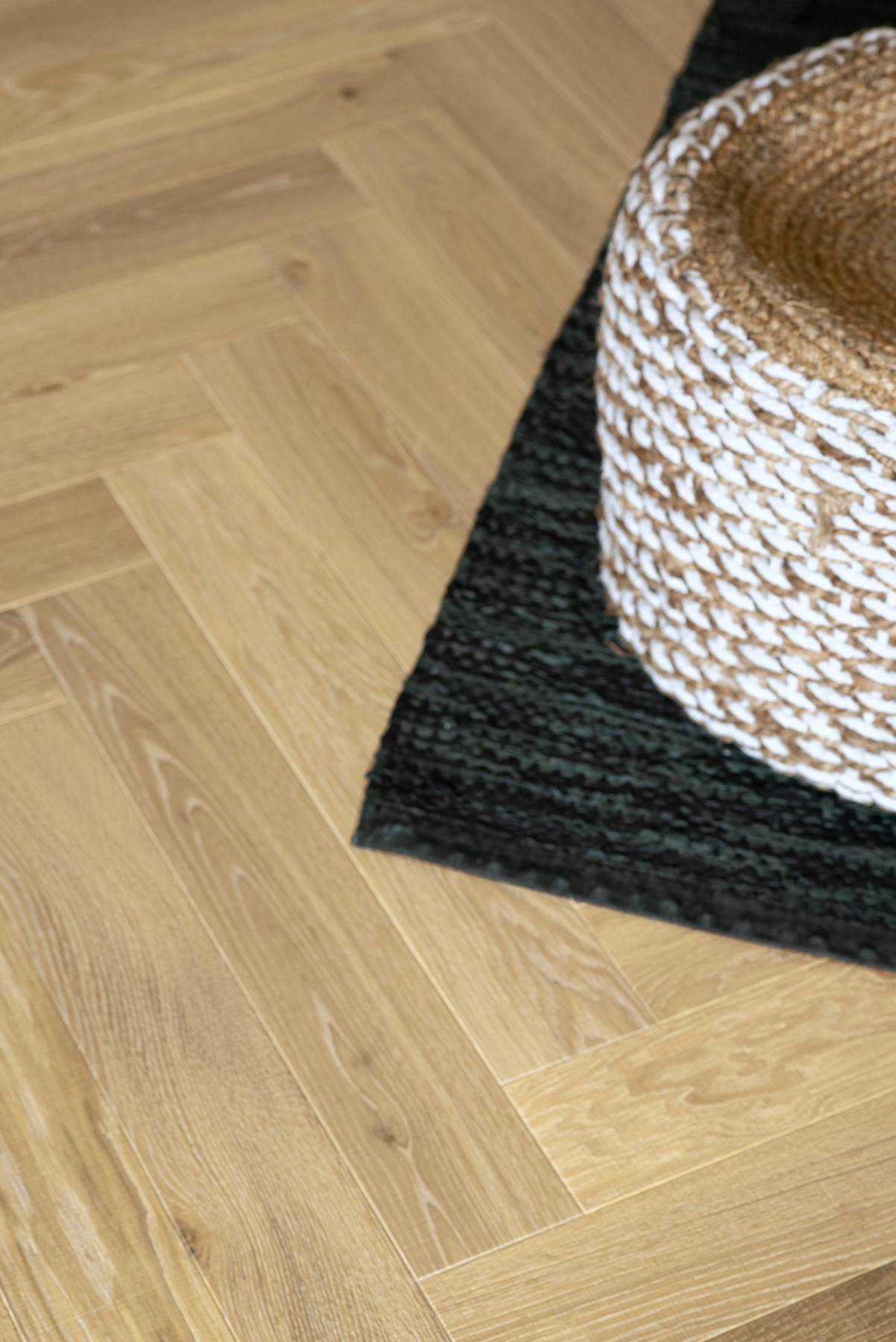 Fischgrät Sägerau Clear White, Eiche massiv Massivparkett, helles Fischgrätparkett