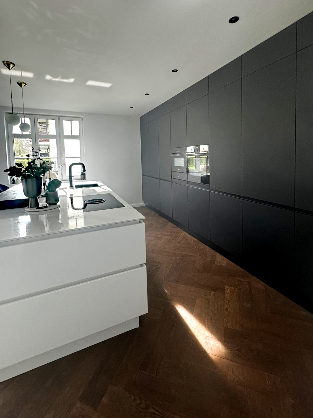 Dunkelbraunes Fischgrätparkett in der Küche