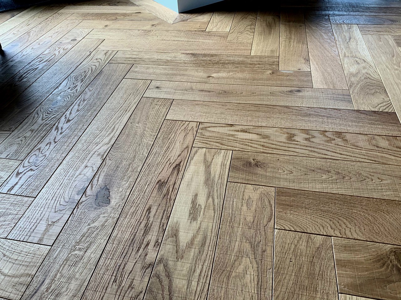 Sägeraues Fischgrät-Parkett aus massiver Eiche, Farbton Clear Fischgrät Sägerau Eiche