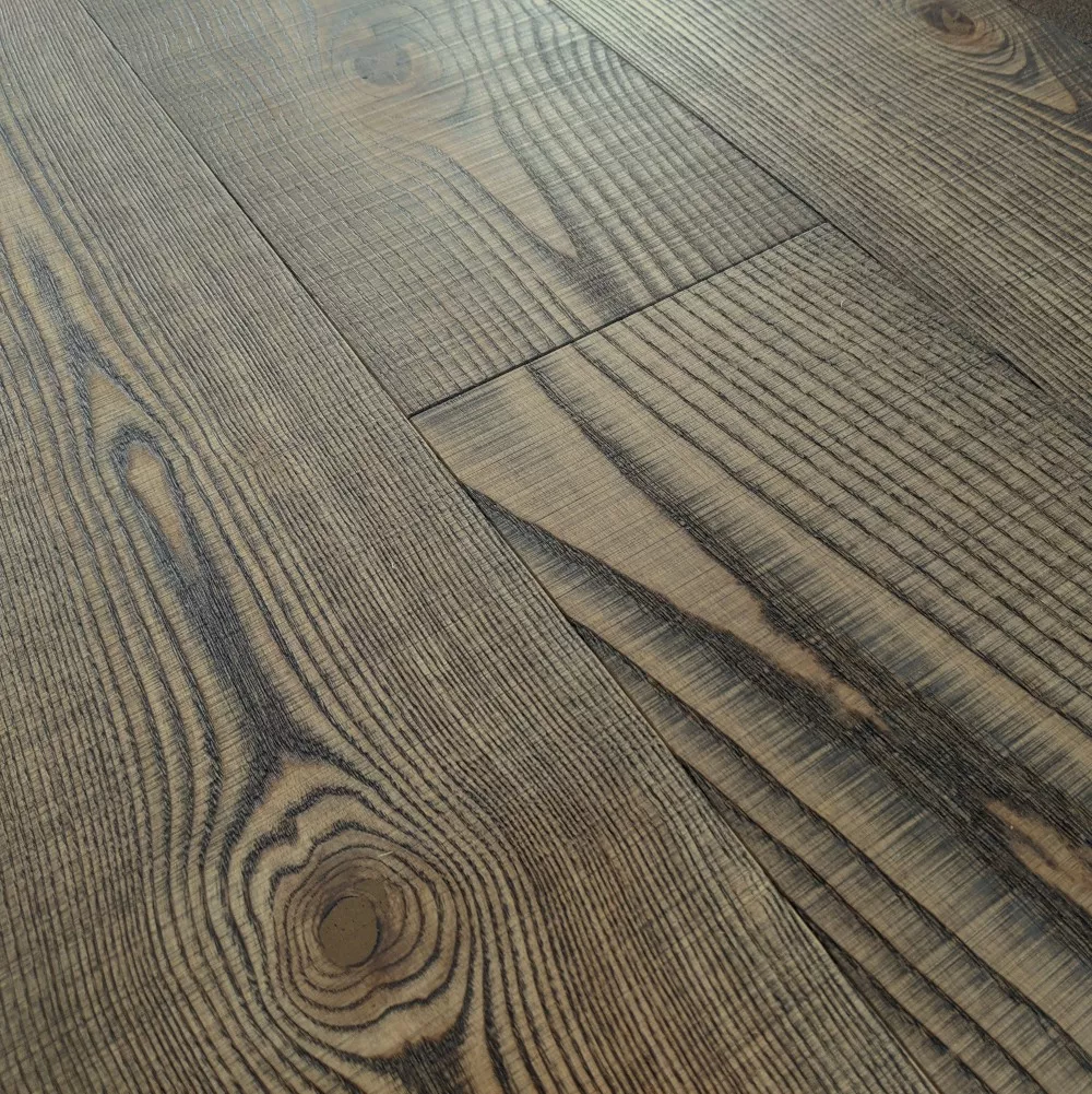 Dunkle Eschendielen mit sägerauer Oberfläche