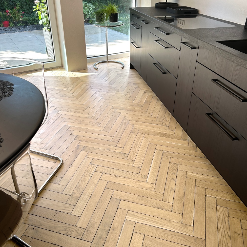 Fischgrätparkett Eiche Antik Shadow Horse Massivholzparkett mit farblich abgesetzten Kanten