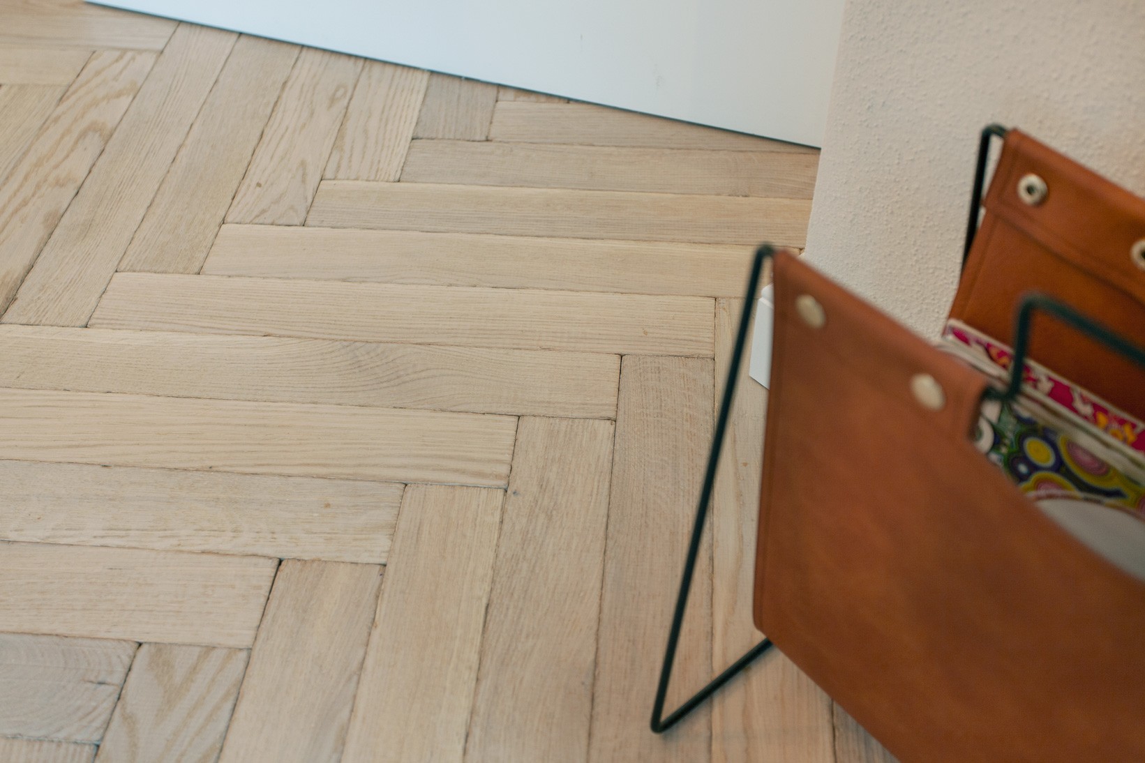 Fischgrät Eiche Antik Creamy Horse im sanierten Landhaus Helles Fischgrätparkett im Wohnraum