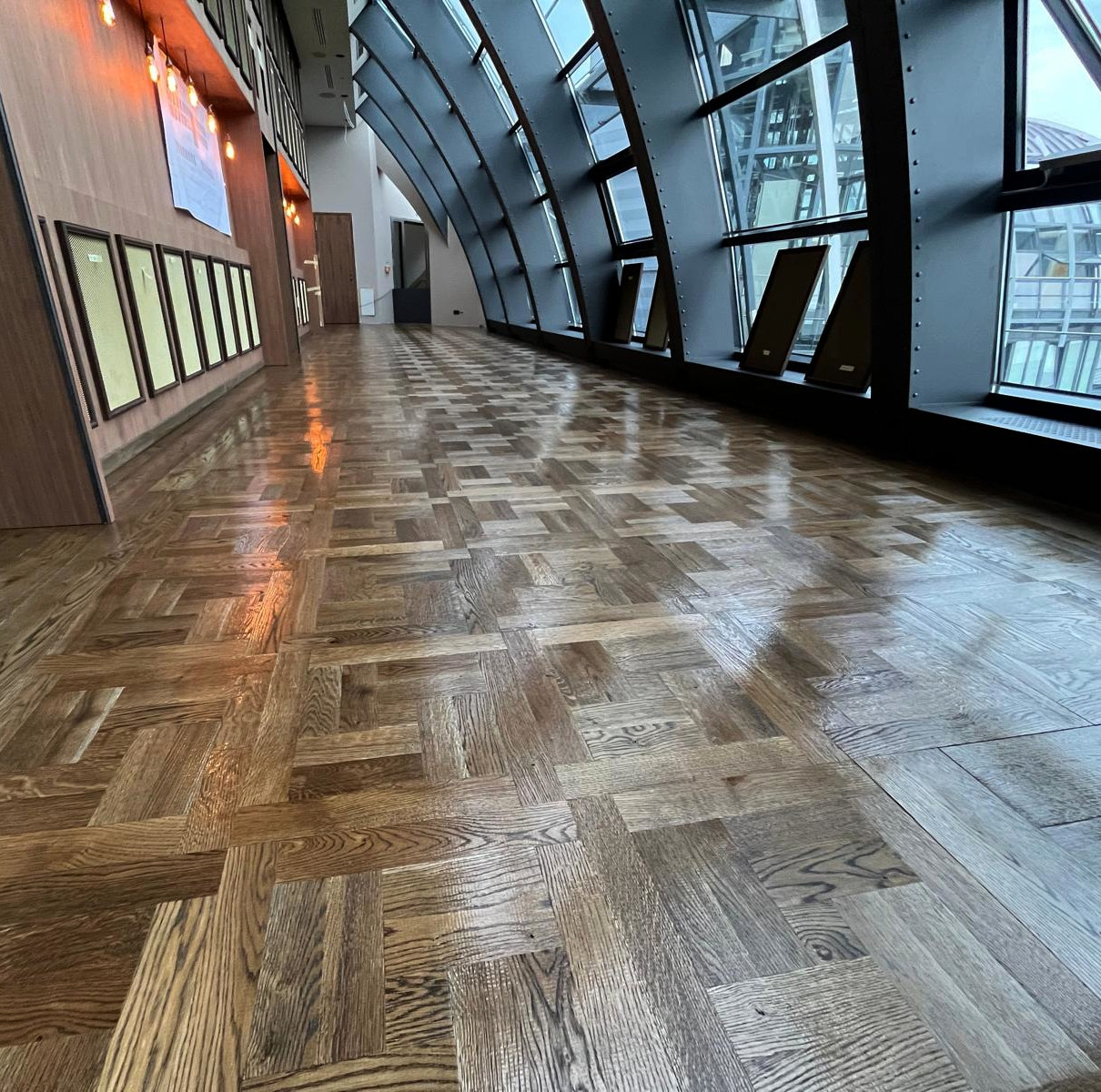 Tafelparkett London in der Elbkuppel, Hotel Hafen - nach der Einpflege Parketttafel, dunkles Tafelparkett
