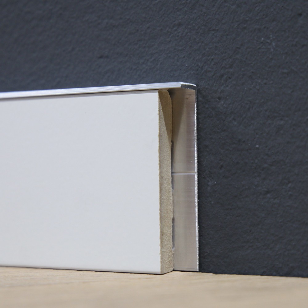 Sockelleiste MDF weiß lackiert RAL 9016, 60 x 10 mm Wandbündige Sockelleiste mit Metallprofil