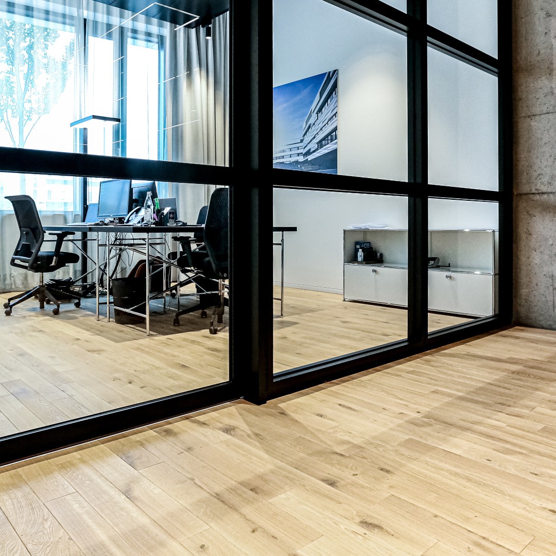 Massivholzdielen Eiche Clear White Sägerau im "SkyAngle"-Gebäude Kurzdielen Eichendielen