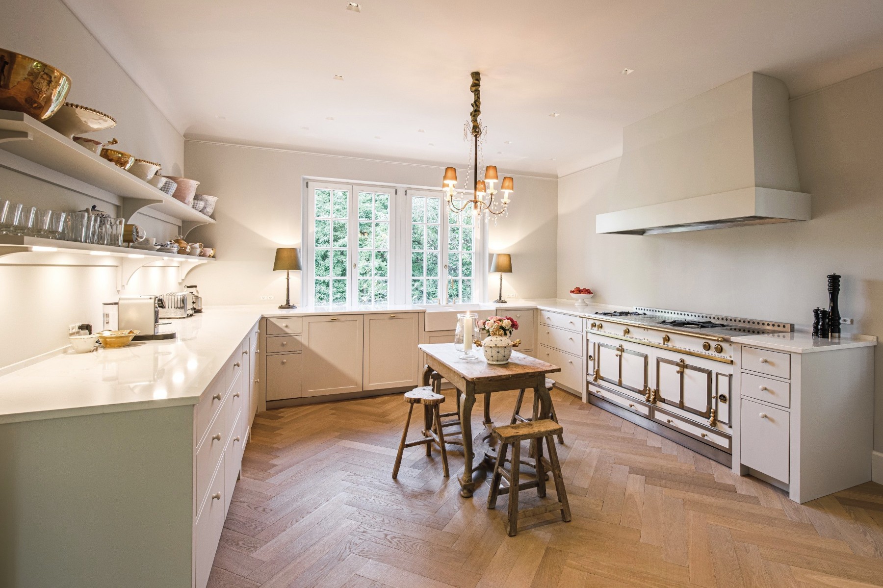 Fischgrät Eiche Antik Sägerau Cristal Grey Antikparkett Schweiz Villa Küche