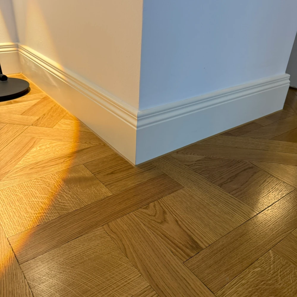 Hohe Sockelleiste mit Hamburger Profil