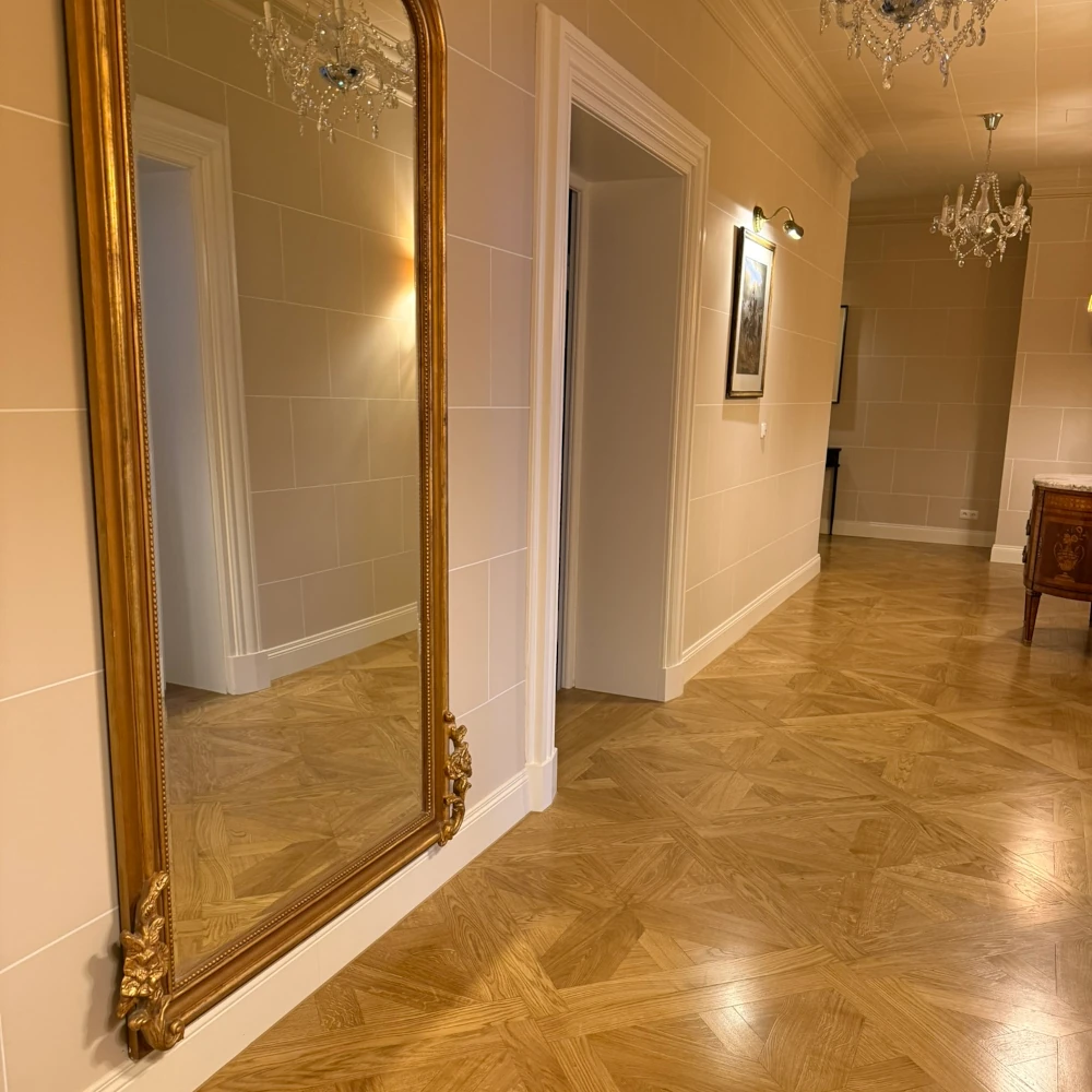 Sockelleiste Alt-Lübeck 140 mm Prunkvoller Raum mit Spiegel und Versaillesparkett