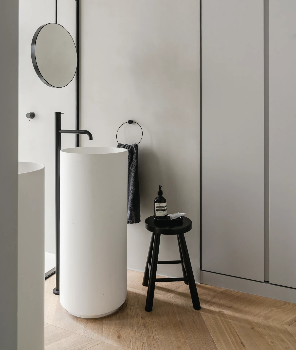 Französisches Fischgrät Clear White Sägerau Helles Chevron, Foto Giulia Maretti