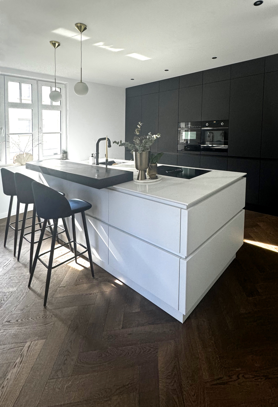 Dunkelbraunes Fischgrätparkett in der Küche