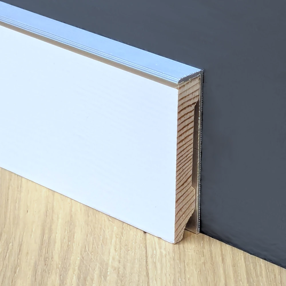 Wandbündige Sockelleiste mit Metallprofil