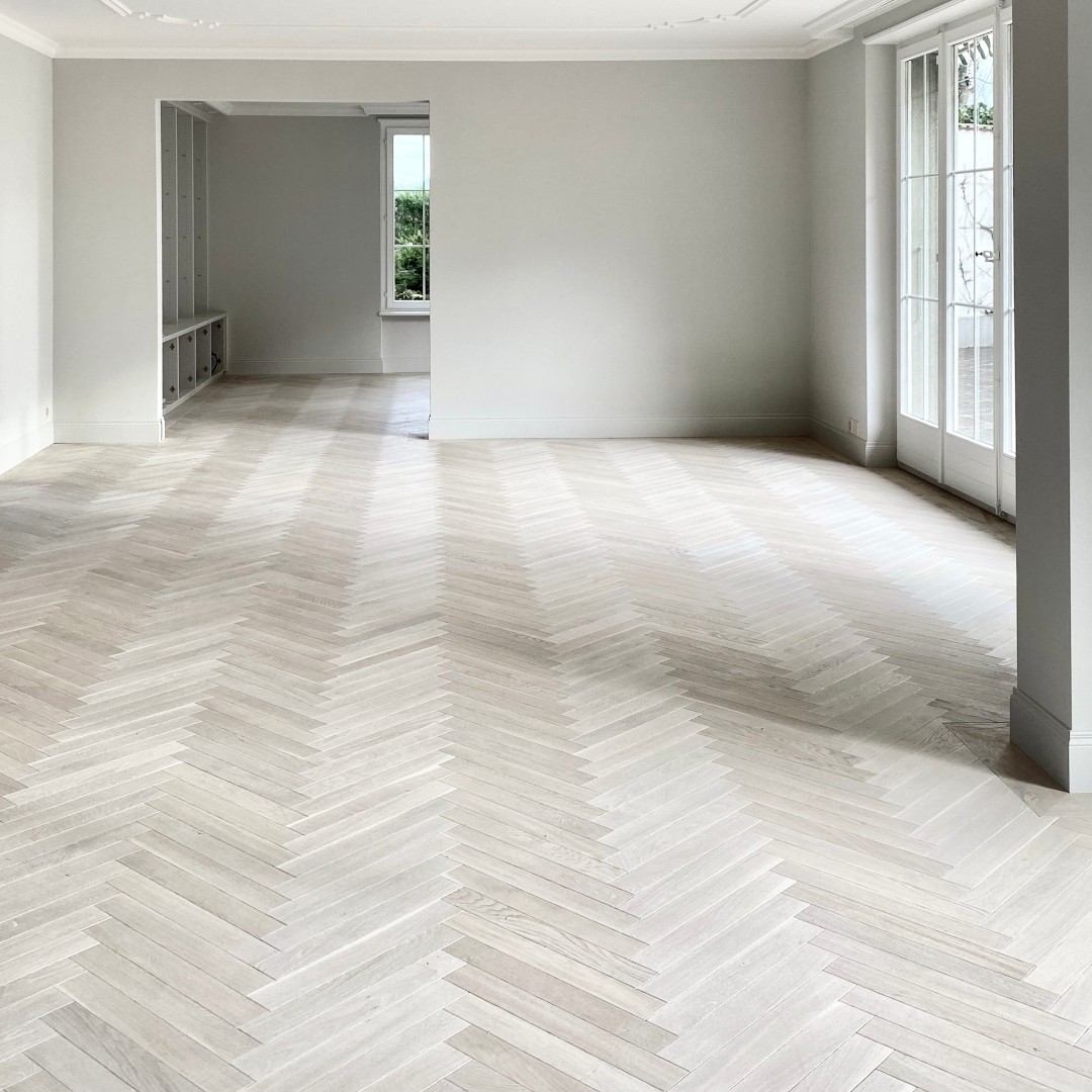 Fischgrät Eiche Polar White (leichte Antik-Bearbeitung) Weißes Fischgrät-Parkett im Wohnraum