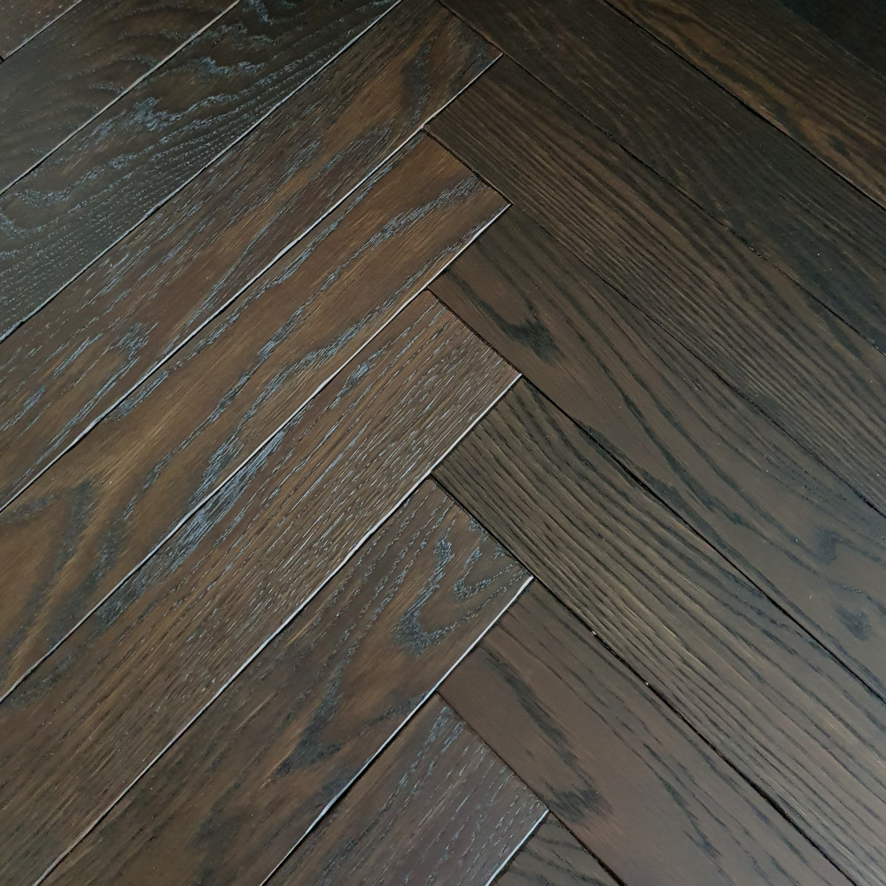 Fischgrät Antik Smoky Horse - Dark Chocolate Dunkles Fischgrätparkett Räuchereiche, antik bearbeitet