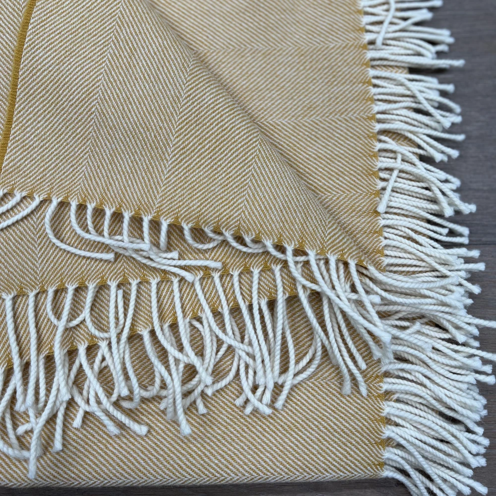 Plaid Cosy Lambswool - Kurkuma Latte Gelbe Wolldecke Merinowolle Fischgrätmuster