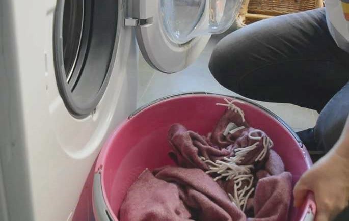 Wolldecke nass aus der Waschmaschine holen Waschen Schurwoll-Decke