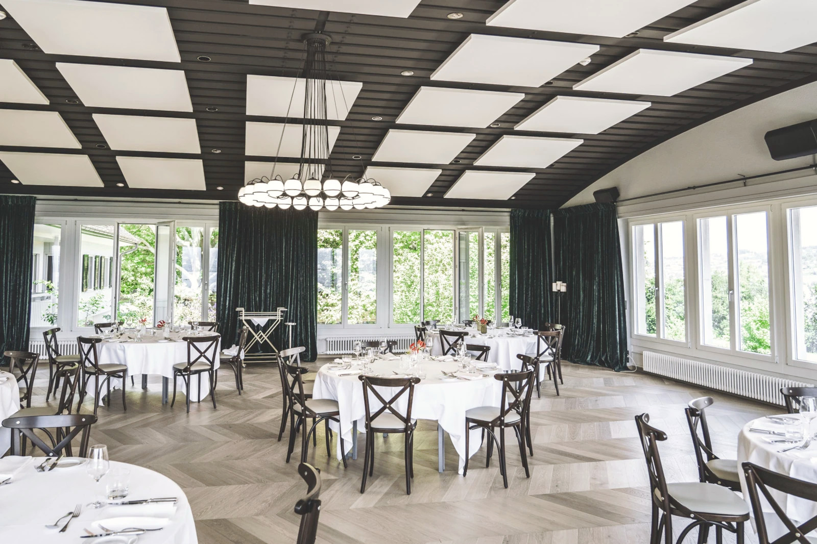 Französisches Fischgrät Eiche Pietra im Landgasthof Halbinsel Au Schweiz Chevron Veranstaltungssaal