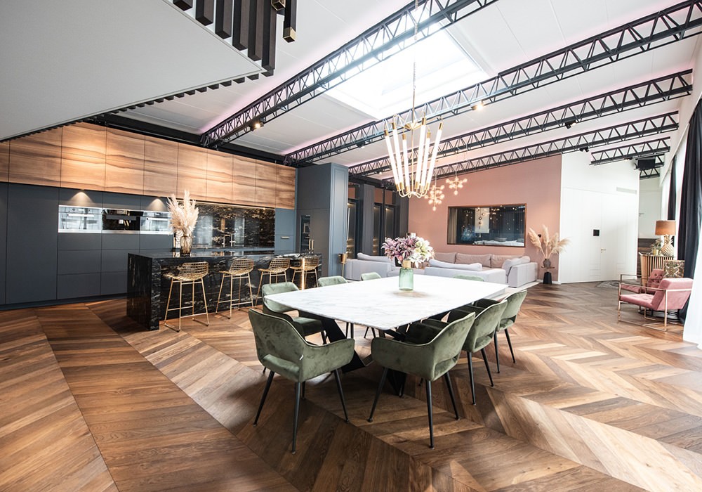 Französisches Fischgrät Eiche Colombian im Loft Chevron Räuchereiche Sanierung