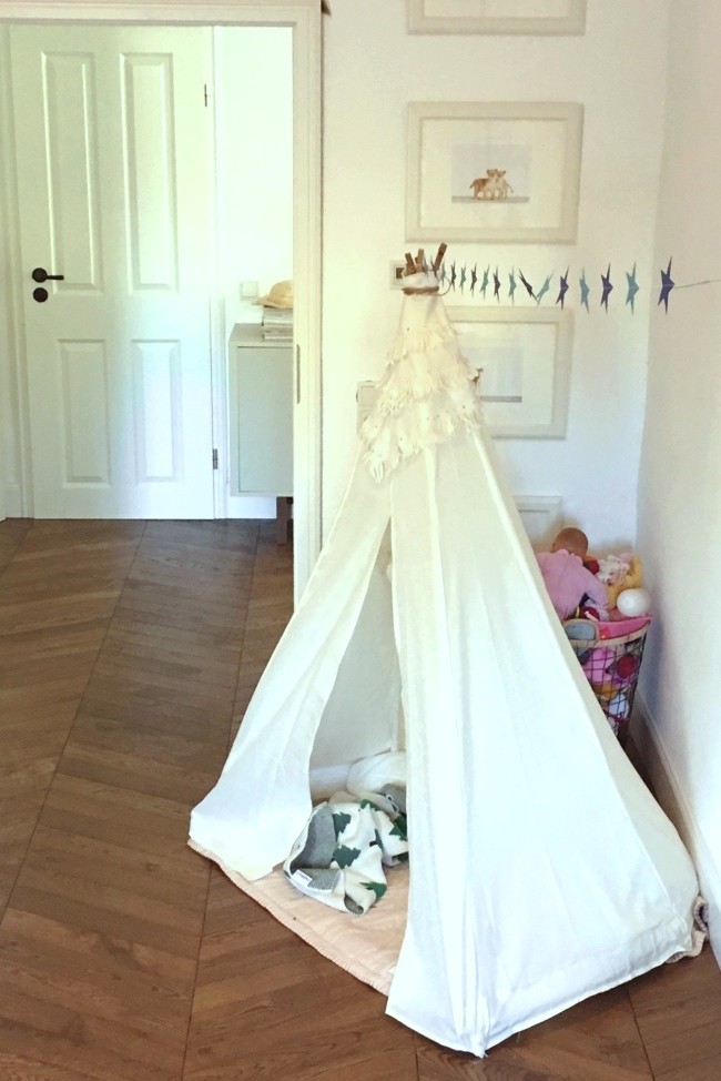 Französisches Fischgrät-Parkett 60° - Chevron - Eiche Chestnut Rustic Parkett kastanienbraun, Kinderzimmer, dunkelbraunes Parkett