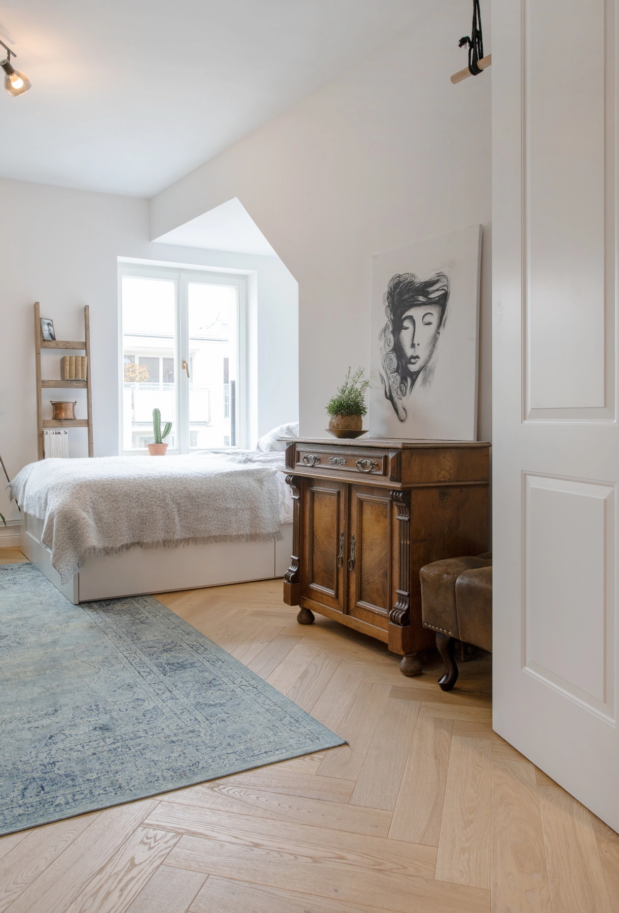 Fischgrät Sägerau Clear White, Eiche massiv Massivparkett, helles Fischgrätparkett