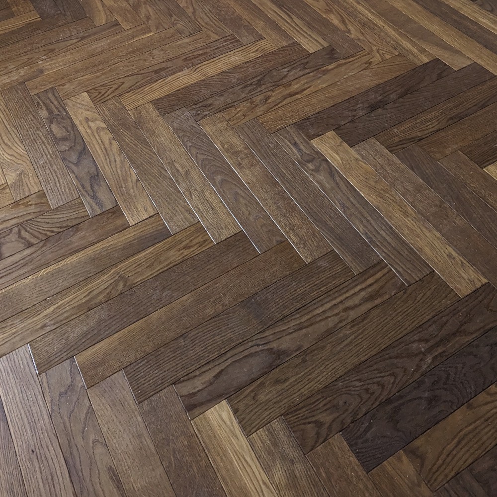 Fischgrät Antik Smoky Horse - Chocolate, Sortierung Natur Dunkles Fischgrätparkett aus geräucherter Eiche, antik bearbeitet