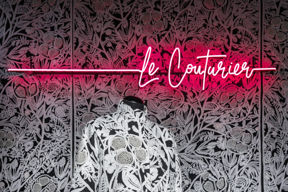 La Perle – Black Pearl, Le Couturier Schwarze Tapete mit Mannequin