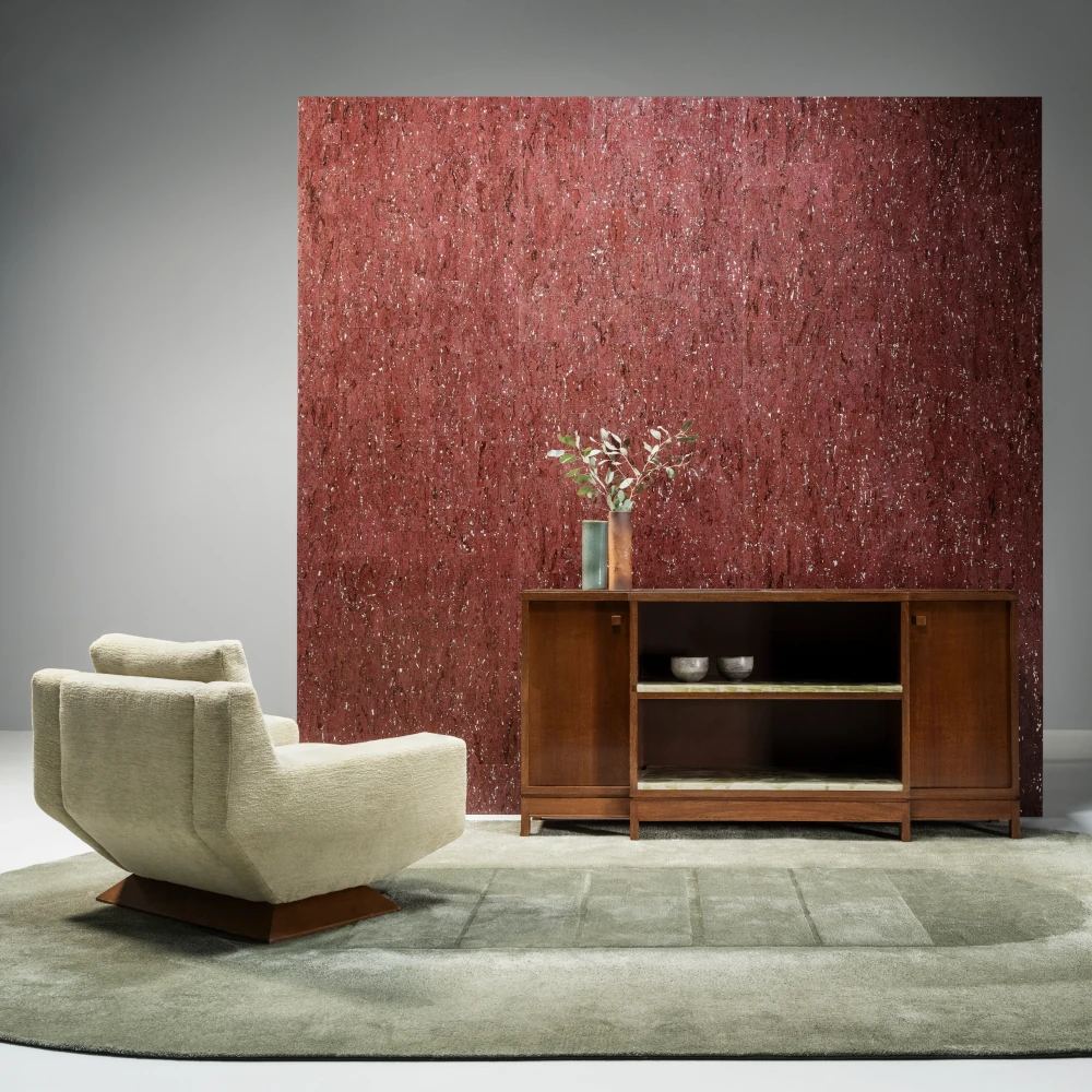 Boutique Alentejo Cork – Burgundy – 90590 Exklusive Wandtapete mit Sideboard und Sessel