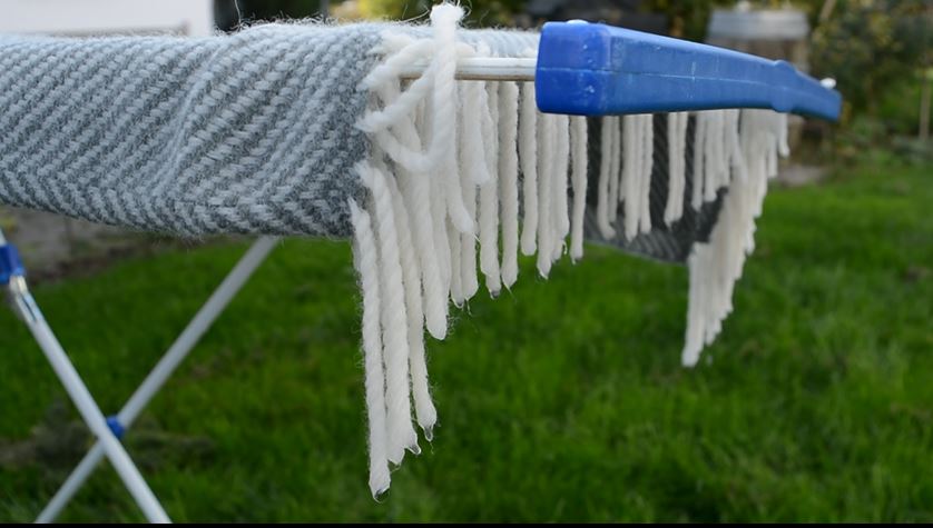 Wolldecke flach liegend im Schatten trocknen Waschen Schurwoll-Decke