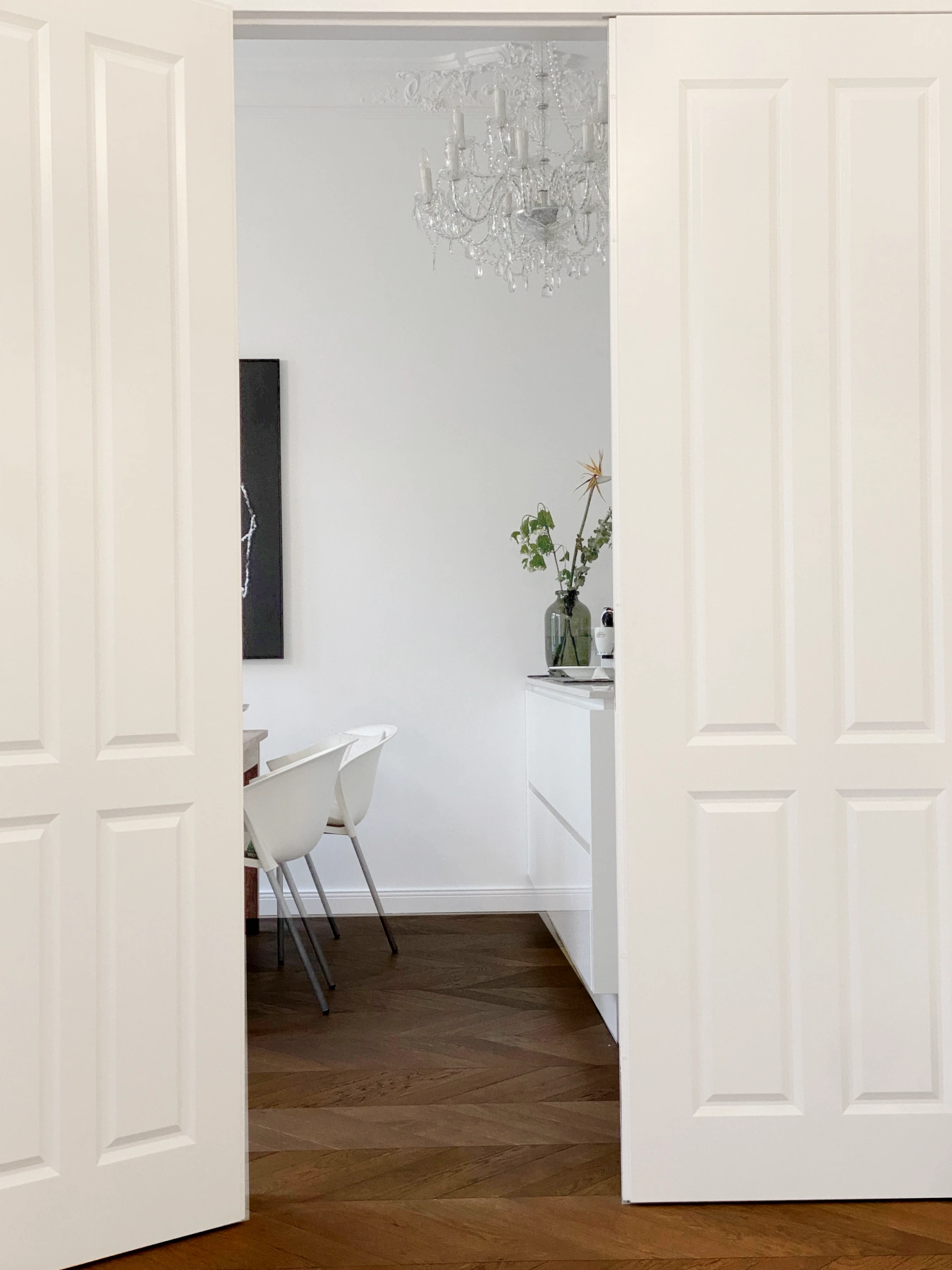 Französisches Fischgrät / Chevron , Massivholz "Walnut"  Sanierte Altbauwohnung, braunes Fischgrät Eiche