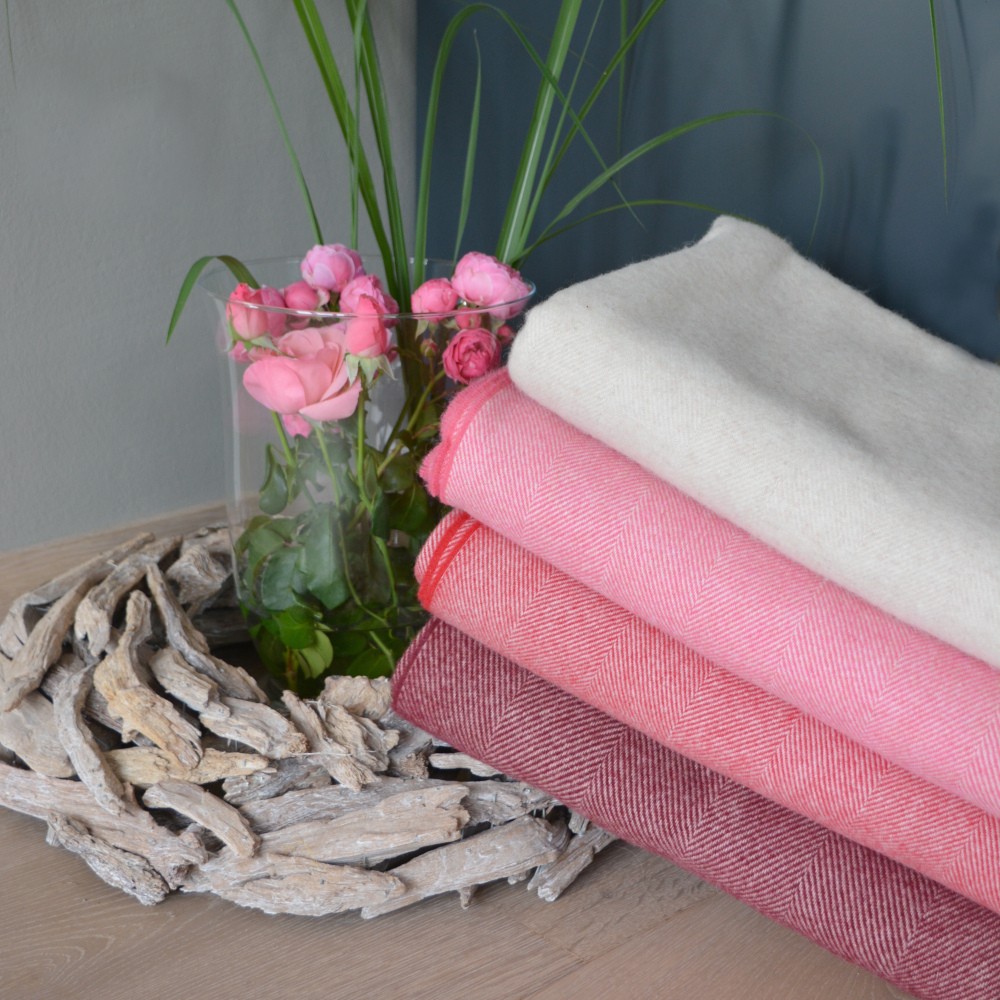 Farbwelt pink Home of Plaids: Akzente im Wohnraum mit farbenfrohen Wolldecken